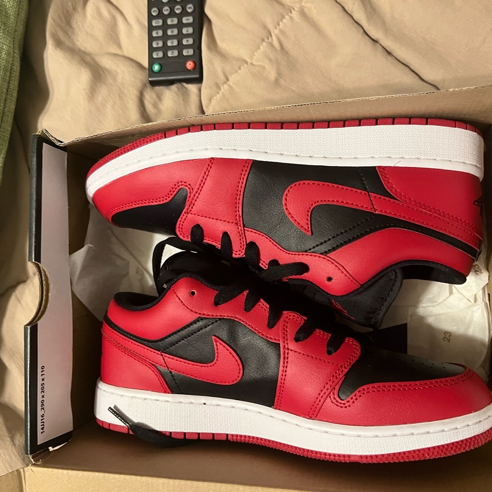 Nike Air Jordan 1 Retro Low Reverse Bred Red and Black size 7Y